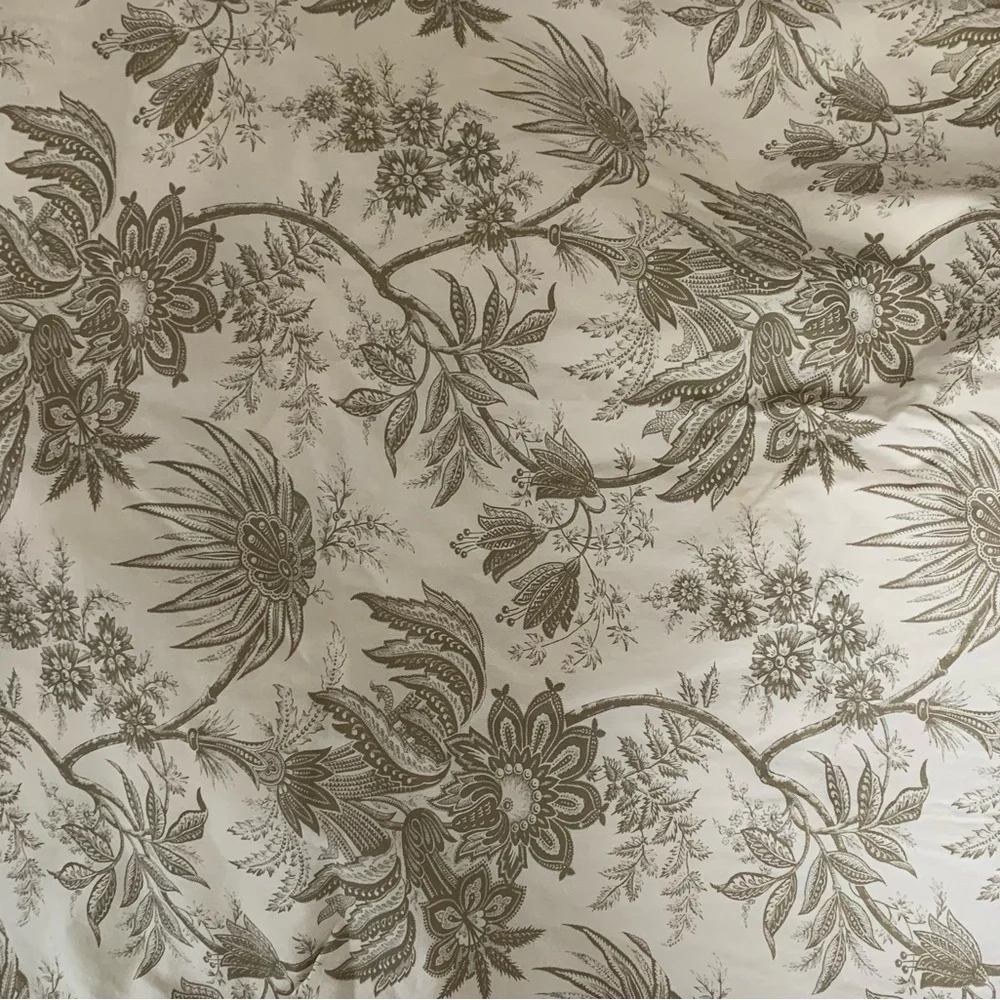 PREVIOUSLY LOVED WILLIAMS SONOMA TABLECLOTH 70x 108
